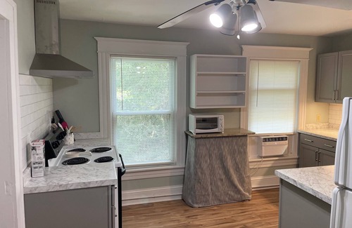 Lexington Apartamento | Charming 2-bedroom apartment with short walk to downtown and Universities