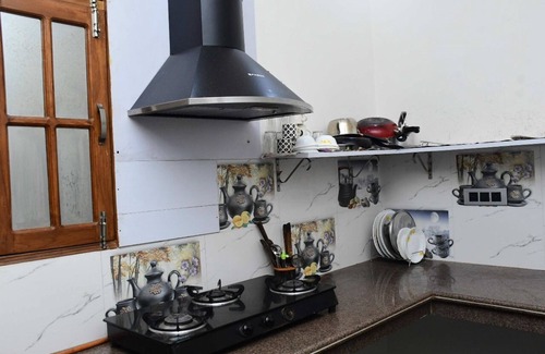 Mohangarh Apartamento | Charming 2-bedroom apartment with WiFi, AC, kitchen & Lobby in brilliant Lucknow