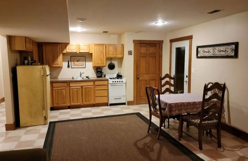 Hastings Apartamento | Charming 2-bedroom apartment with outdoor hot tub in rural area, private yard.