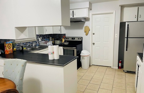 Oak Park Apartamento | Charming 2-bedroom apartment with WiFi, AC in Oak Park
