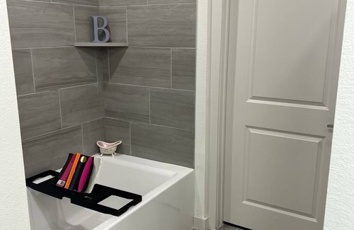 Spring Branch Apartamento | Charming 2-bedroom apartment with WiFi, AC in lovely Houston