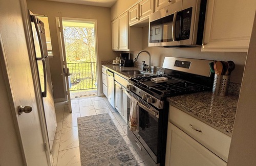 Uptown Apartamento | Charming 2-bedroom apartment in delightful Memphis with WiFi, AC