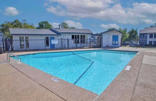 Sherman Apartamento | Charming 2-bedroom apartment with AC, washer/dryer, WiFi in Sherman and pool