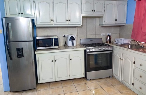 Roseau Casa | Charming 2-bedroom Apartment with WiFi and AC in Upper, Bath Estate.