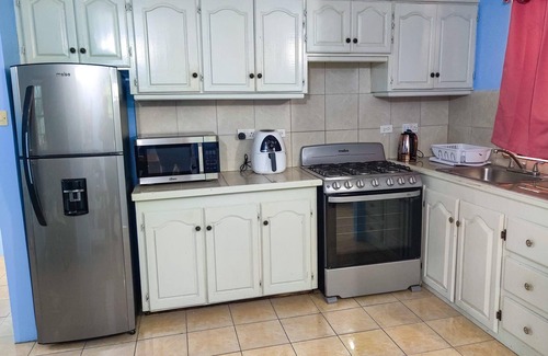 Roseau Casa | Charming 2-bedroom Apartment with WiFi and AC in Upper, Bath Estate.
