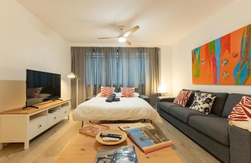 Los Remedios Apartamento | Charming 2 Bedroom Apartment with FREE PARKING close to Torre del Oro by Ocityzen
