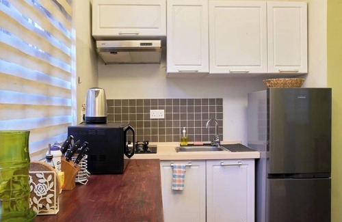 Labone Cama Y Desayuno | Charming 2-bedroom B&B with WiFi, AC in delightful Osu