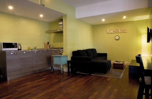 Labone Cama Y Desayuno | Charming 2-bedroom B&B with WiFi, AC in delightful Osu
