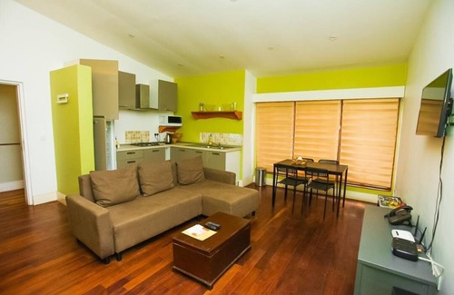 Labone Cama Y Desayuno | Charming 2-bedroom B&B with WiFi, AC in delightful Osu
