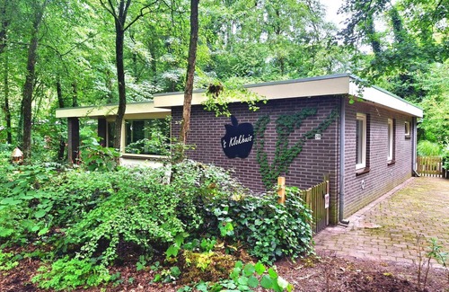 Schoonoord Casa | Charming 2-bedroom bungalow with WiFi and AC in a quite forest