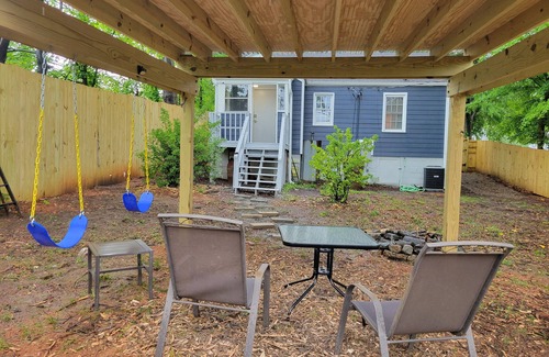 Greensboro Casa | Charming 2-bedroom bungalow in lovely Greensboro 4min walk to Collisuem