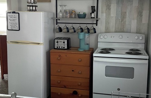 Browns Lake Cabaña | Charming 2-bedroom cottage with parking in Burlington. Access to private beach!