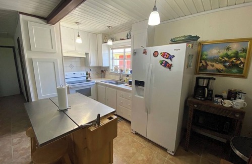 Grand Isle Cabaña | Charming 2-bedroom cottage walk to the ocean or bay!