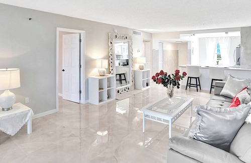 Inverrary Condominio | Charming 2-bedroom condo with AC, fitness, jacuzzi swimming pool.