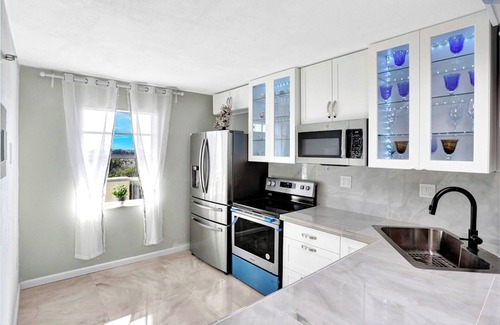 Inverrary Condominio | Charming 2-bedroom condo with AC, fitness, jacuzzi swimming pool.