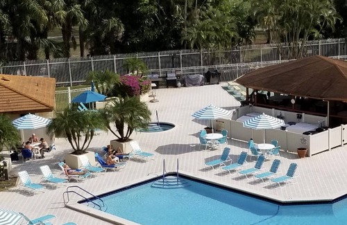Inverrary Condominio | Charming 2-bedroom condo with AC, fitness, jacuzzi swimming pool.