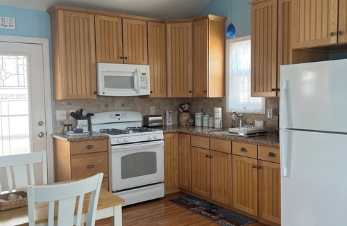 Ocean Beach III Cabaña | Charming 2-bedroom cottage with WiFi, AC in Lavallette