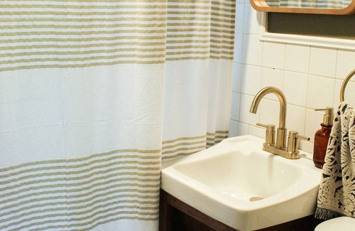 Monticello Cabaña | Charming 2-Bedroom Cottage in the Catskills - 5 min to the casino!