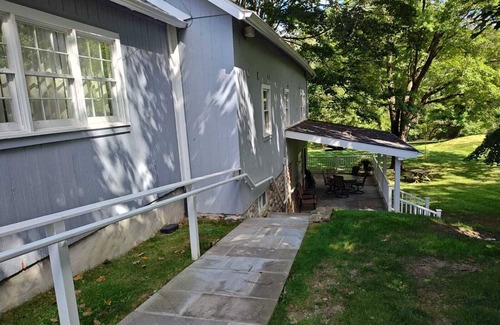 New Canaan Cabaña | Charming 2 Bedroom Cottage in Peaceful New Canaan