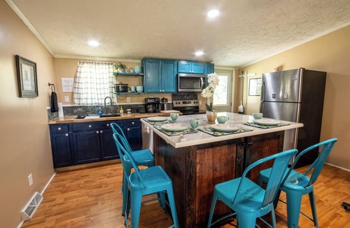 Smithville Cabaña | Charming 2-bedroom cottage with WiFi, AC in welcoming Smithville