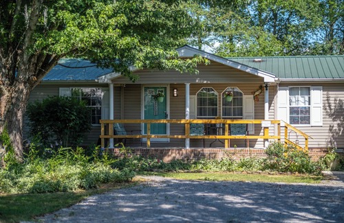 Smithville Cabaña | Charming 2-bedroom cottage with WiFi, AC in welcoming Smithville