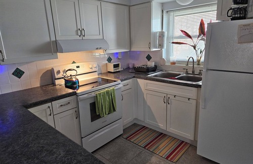Titusville Condominio | Charming 2-bedroom condo in delightful Titusville wth WiFi AC, pool laundry room