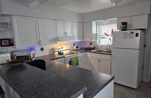 Titusville Condominio | Charming 2-bedroom condo in delightful Titusville wth WiFi AC, pool laundry room