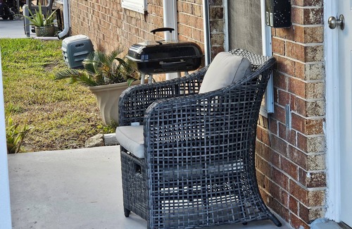 Titusville Condominio | Charming 2-bedroom condo in delightful Titusville wth WiFi AC, pool laundry room