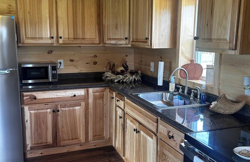 Amsterdam Cabina | Charming 2-bedroom cabin minutes from Sacandaga Lake and Saratoga Springs