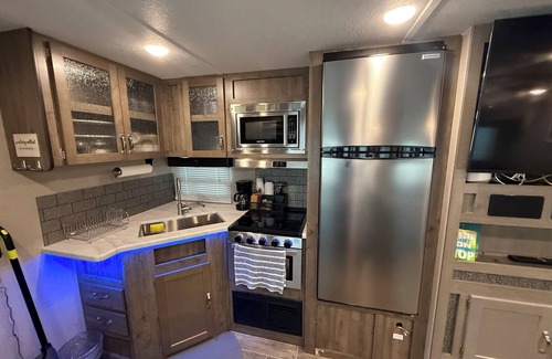 Key Largo Village Alquiler De RV | Charming 2-bedroom campground in Key Largo with AC