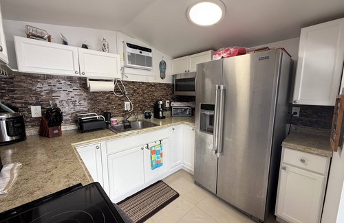 Key Largo Village Alquiler De RV | Charming 2-bedroom campground in Key Largo with AC