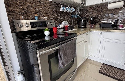 Key Largo Village Alquiler De RV | Charming 2-bedroom campground in Key Largo with AC