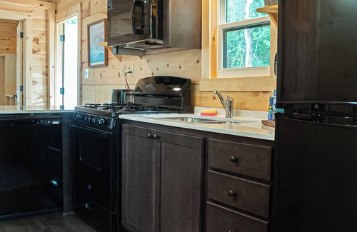 Morganton Cabina | Charming 2-bedroom cabin near Lake James and Bones Jones Restaurant/Pickleball