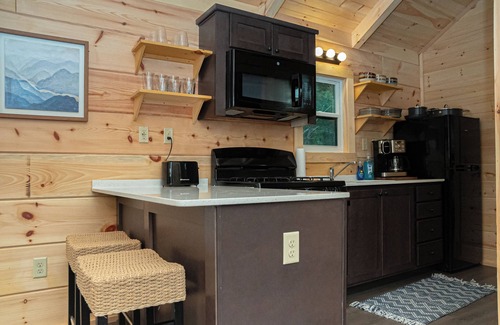 Morganton Cabina | Charming 2-bedroom cabin near Lake James and Bones Jones Restaurant/Pickleball