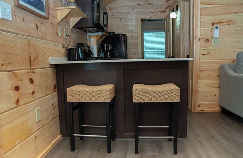 Morganton Cabina | Charming 2-bedroom cabin near Lake James and Bones Jones Restaurant/Pickleball