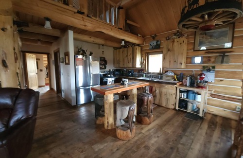Emigrant Cabina | Charming 2-bedroom cabin in Emigrant with Beautiful Views