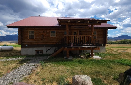 Emigrant Cabina | Charming 2-bedroom cabin in Emigrant with Beautiful Views
