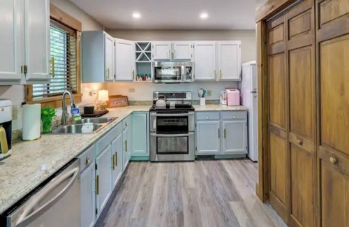 Lackawaxen Cabina | Charming 2-bedroom cabin in brilliant Masthope with pools & skiing minutes away!