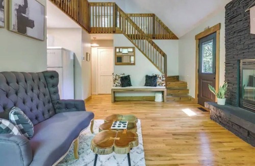 Lackawaxen Cabina | Charming 2-bedroom cabin in brilliant Masthope with pools & skiing minutes away!