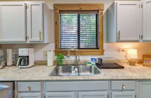 Lackawaxen Cabina | Charming 2-bedroom cabin in brilliant Masthope with pools & skiing minutes away!