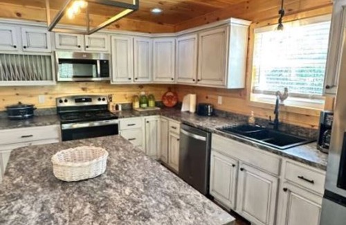 Tazewell Cabina | Charming 2-bedroom cabin located on the Clinch River in Tazewell, TN