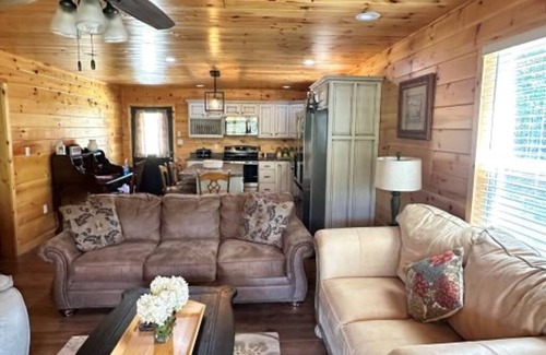 Tazewell Cabina | Charming 2-bedroom cabin located on the Clinch River in Tazewell, TN