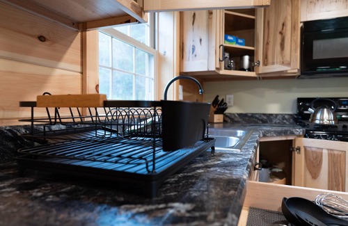 Westport Cabina | Charming 2-bedroom cabin with Hot Tub, Wi-Fi, AC in Westport