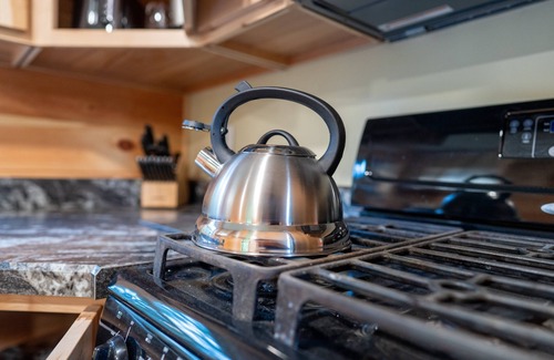 Westport Cabina | Charming 2-bedroom cabin with Hot Tub, Wi-Fi, AC in Westport