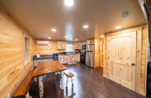 Westport Cabina | Charming 2-bedroom cabin with Hot Tub, Wi-Fi, AC in Westport