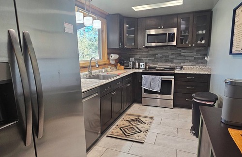 Williams Cabina | Charming 2-bedroom cabin with WiFi, AC in Williams, AZ nestled on 18 acres