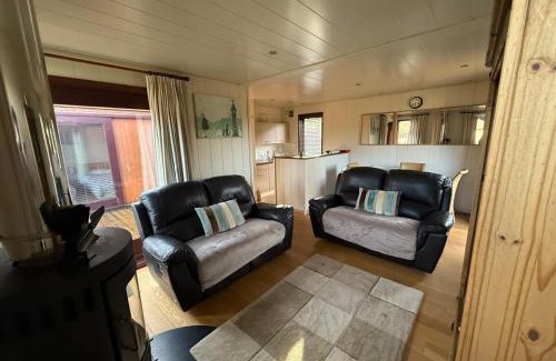 Hopton Castle Casa | Charming 2 bedroom Cabin In the Shropshire Countryside with Fantastic Views