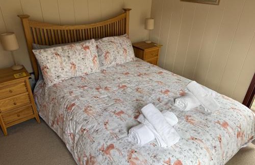 Hopton Castle Casa | Charming 2 bedroom Cabin In the Shropshire Countryside with Fantastic Views