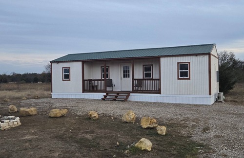 Cumby Cabina | Charming 2-bedroom cabin with all essential living necessities on 10 acres-Cumby