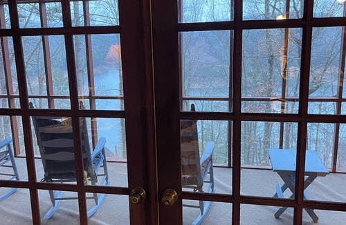 Unaka Cabina | Charming 2-bedroom cabin with WiFi in the the Smokey Mountains